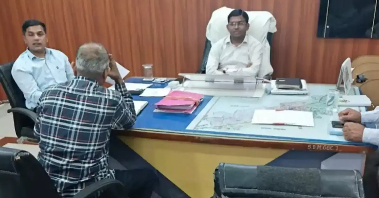 गंगापुर सिटी में ब्लॉक स्तरीय समीक्षा बैठक के दौरान अधिकारियों को निर्देशित करते एसडीएम बृजेंद्र मीना। गंगापुर सिटी में ब्लॉक स्तरीय समीक्षा बैठक के दौरान अधिकारियों को निर्देशित करते एसडीएम बृजेंद्र मीना।