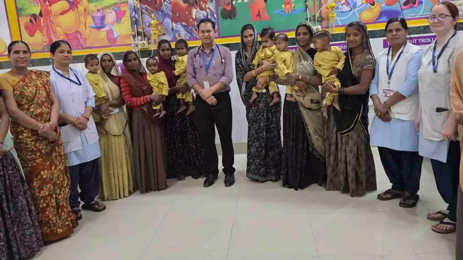 चित्तौड़गढ़: एमटीसी के बच्चों को 300 ड्रेस और माताओं को डिस्चार्ज किट भेंट चित्तौड़गढ़: एमटीसी के बच्चों को 300 ड्रेस और माताओं को डिस्चार्ज किट भेंट