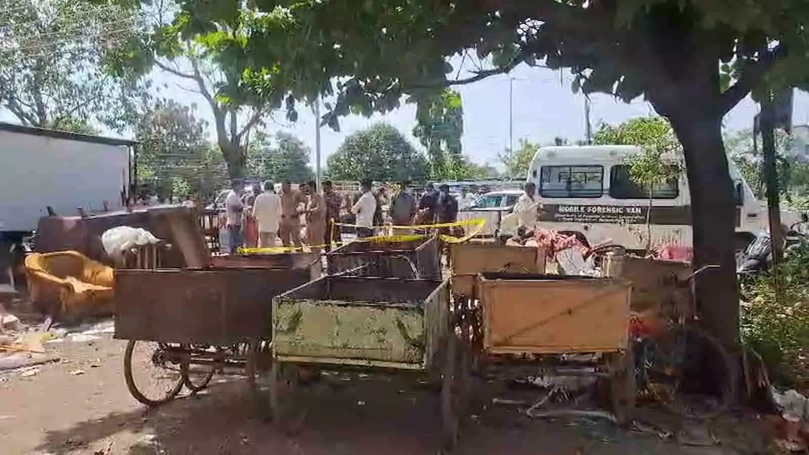 लातूर: रिंगरोड पर कबाड़ बीनने वाले की हत्या, जांच में जुटी पुलिस लातूर: रिंगरोड पर कबाड़ बीनने वाले की हत्या, जांच में जुटी पुलिस