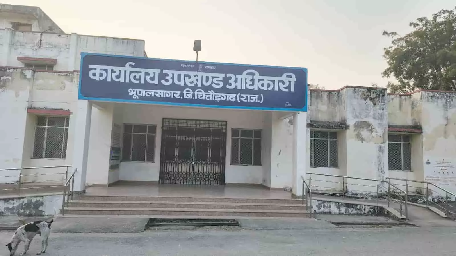 चित्तौड़गढ़: कपासन एसडीएम के स्थानांतरण की मांग, वकीलों का कार्य बहिष्कार चित्तौड़गढ़: कपासन एसडीएम के स्थानांतरण की मांग, वकीलों का कार्य बहिष्कार