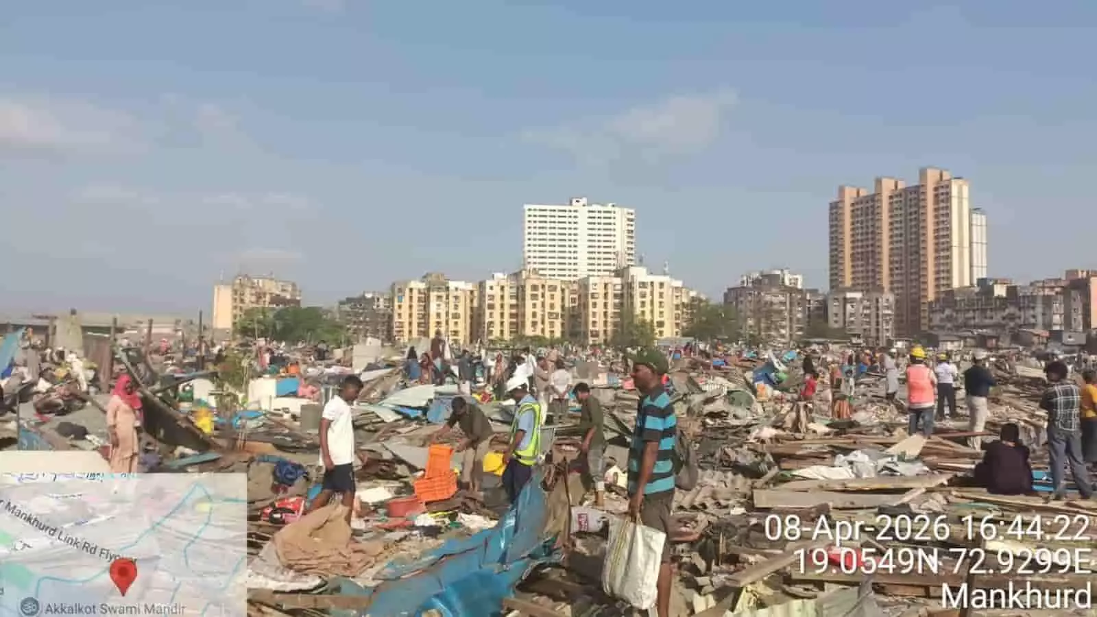 मानखुर्द: बॉम्बे सोप फैक्ट्री की 22 एकड़ जमीन से 1400 अवैध झोपड़े हटाए गए मानखुर्द: बॉम्बे सोप फैक्ट्री की 22 एकड़ जमीन से 1400 अवैध झोपड़े हटाए गए