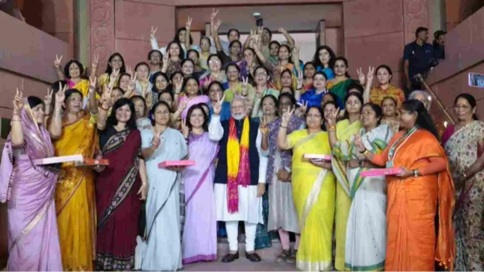 प्रधानमंत्री नरेंद्र मोदी संसद भवन में महिला सांसदों के समूह के साथ विजय मुद्रा में खड़े हैं प्रधानमंत्री नरेंद्र मोदी संसद भवन में महिला सांसदों के समूह के साथ विजय मुद्रा में खड़े हैं