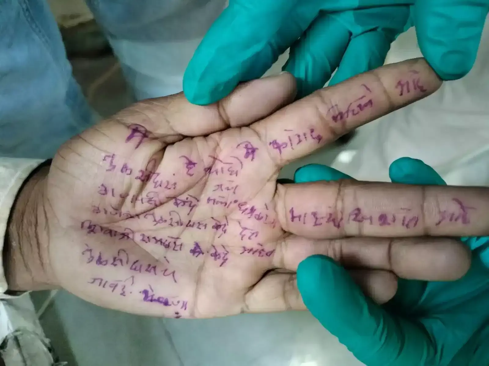 लातूर के जलकोट पुलिस स्टेशन के बाहर विरोध प्रदर्शन करते ग्रामीण और सुरक्षा बल तैनात। लातूर के जलकोट पुलिस स्टेशन के बाहर विरोध प्रदर्शन करते ग्रामीण और सुरक्षा बल तैनात।