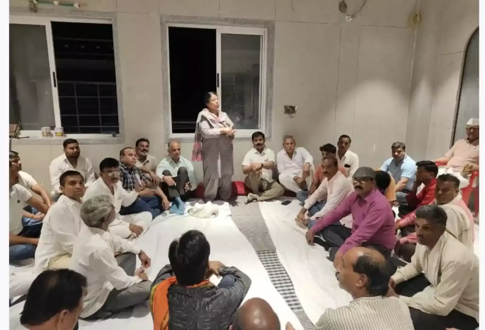 बारां जिला कांग्रेस कमेटी कार्यालय में संगठन बढ़ाओ-लोकतंत्र बचाओ अभियान के तहत बैठक करतीं प्रभारी मीनाक्षी चन्द्रावत और कांग्रेस कार्यकर्ता। बारां जिला कांग्रेस कमेटी कार्यालय में संगठन बढ़ाओ-लोकतंत्र बचाओ अभियान के तहत बैठक करतीं प्रभारी मीनाक्षी चन्द्रावत और कांग्रेस कार्यकर्ता।