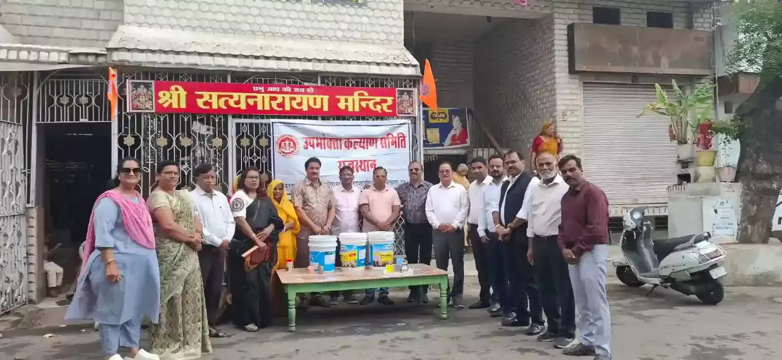 भीलवाड़ा के इंदिरा मार्केट में उपभोक्ता कल्याण समिति के सदस्य राहगीरों को निःशुल्क शीतल छाछ वितरित करते हुए। भीलवाड़ा के इंदिरा मार्केट में उपभोक्ता कल्याण समिति के सदस्य राहगीरों को निःशुल्क शीतल छाछ वितरित करते हुए।