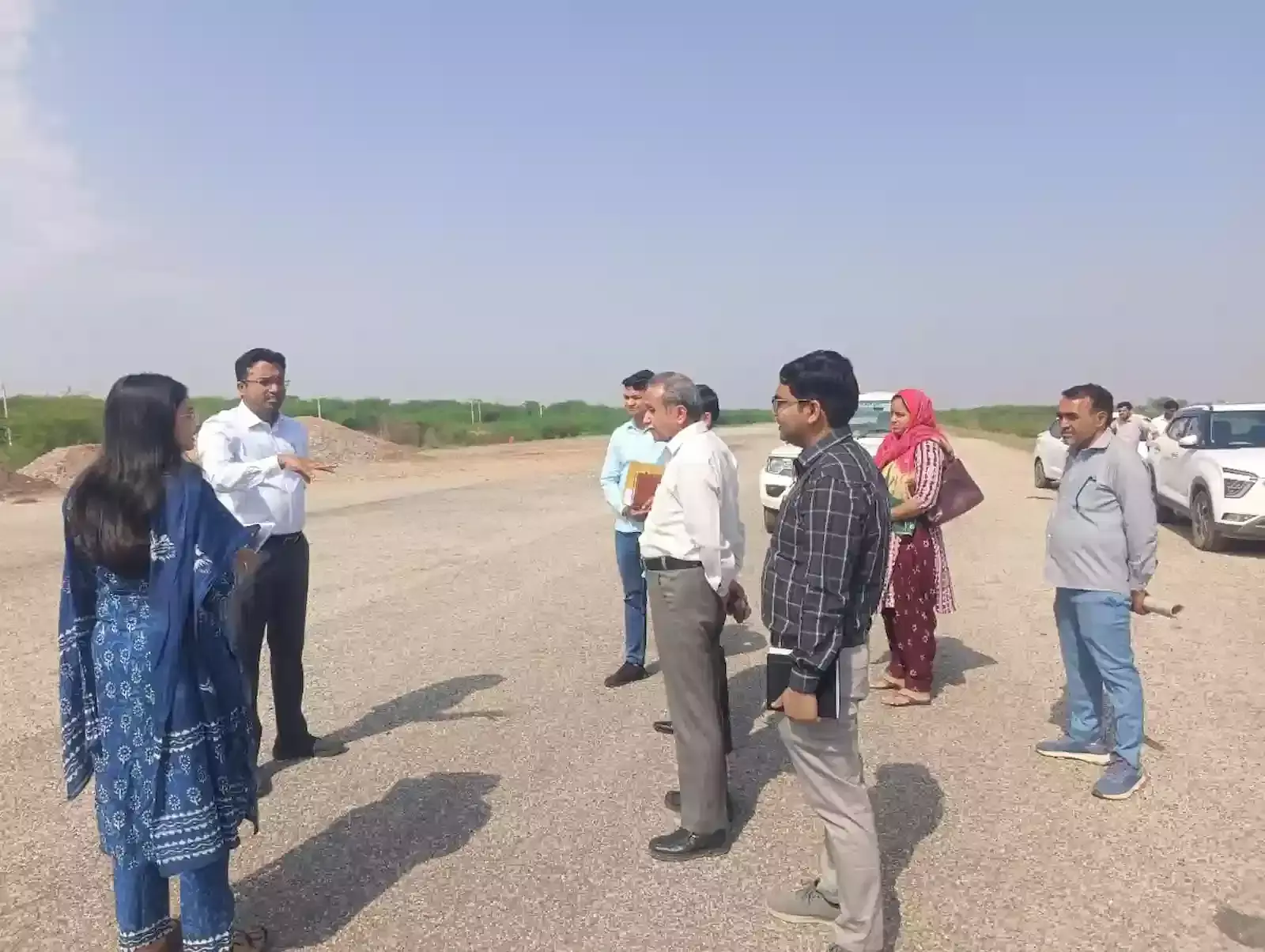 पला हवाई पट्टी पर ग्रीनफील्ड एयरपोर्ट हेतु जमीन का निरीक्षण करते जिला कलेक्टर मयंक मनीष और अधिकारी। पला हवाई पट्टी पर ग्रीनफील्ड एयरपोर्ट हेतु जमीन का निरीक्षण करते जिला कलेक्टर मयंक मनीष और अधिकारी।