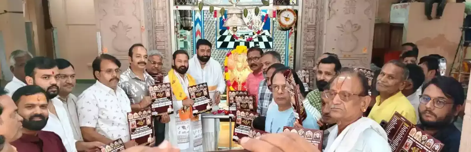कोटा के श्रीमन्मथुराधीश मंदिर में गुलाब के फूलों से सजे अठखम्बा मनोरथ की मनमोहक झांकी के दर्शन करते भक्त।