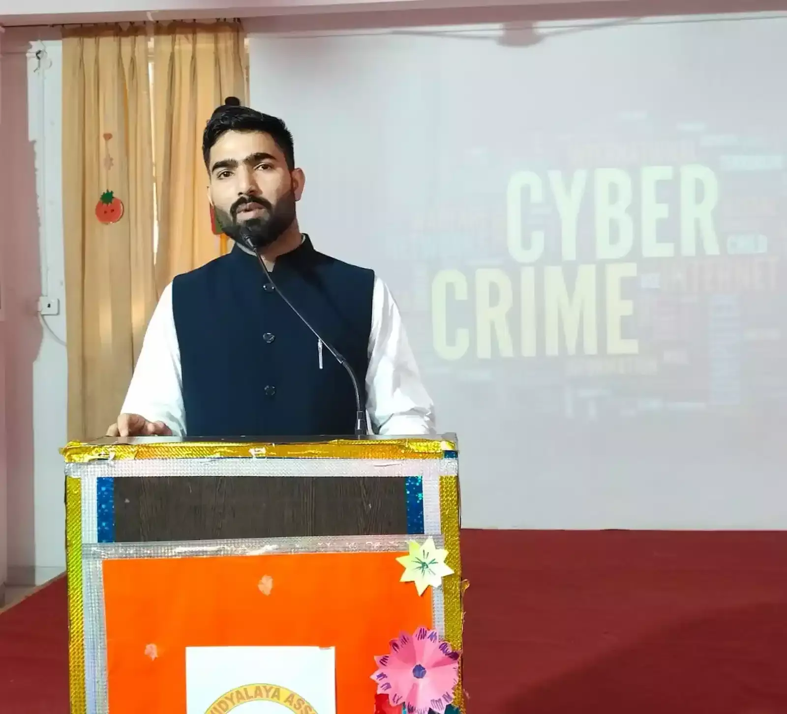अकलंक सीनियर सेकेंडरी स्कूल रामपुरा में साइबर जागरूकता कार्यक्रम के दौरान मंचासीन अतिथि और विद्यार्थी।