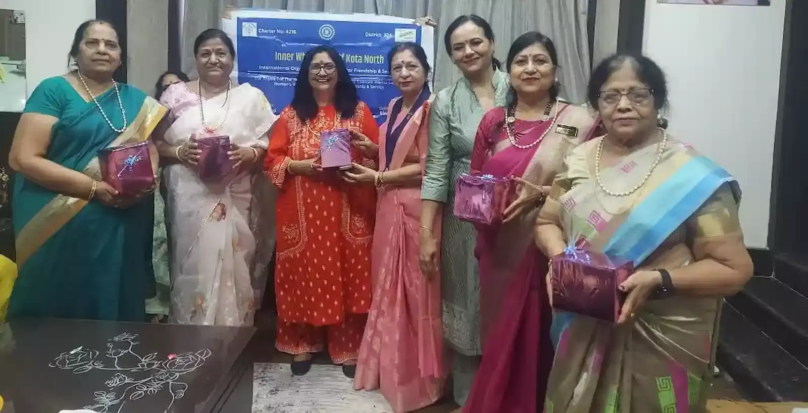 इन्द्राविहार कोटा में इनरव्हील क्लब नॉर्थ के 34वें चार्टर डे समारोह में शामिल महिला सदस्य और पदाधिकारी। इन्द्राविहार कोटा में इनरव्हील क्लब नॉर्थ के 34वें चार्टर डे समारोह में शामिल महिला सदस्य और पदाधिकारी।