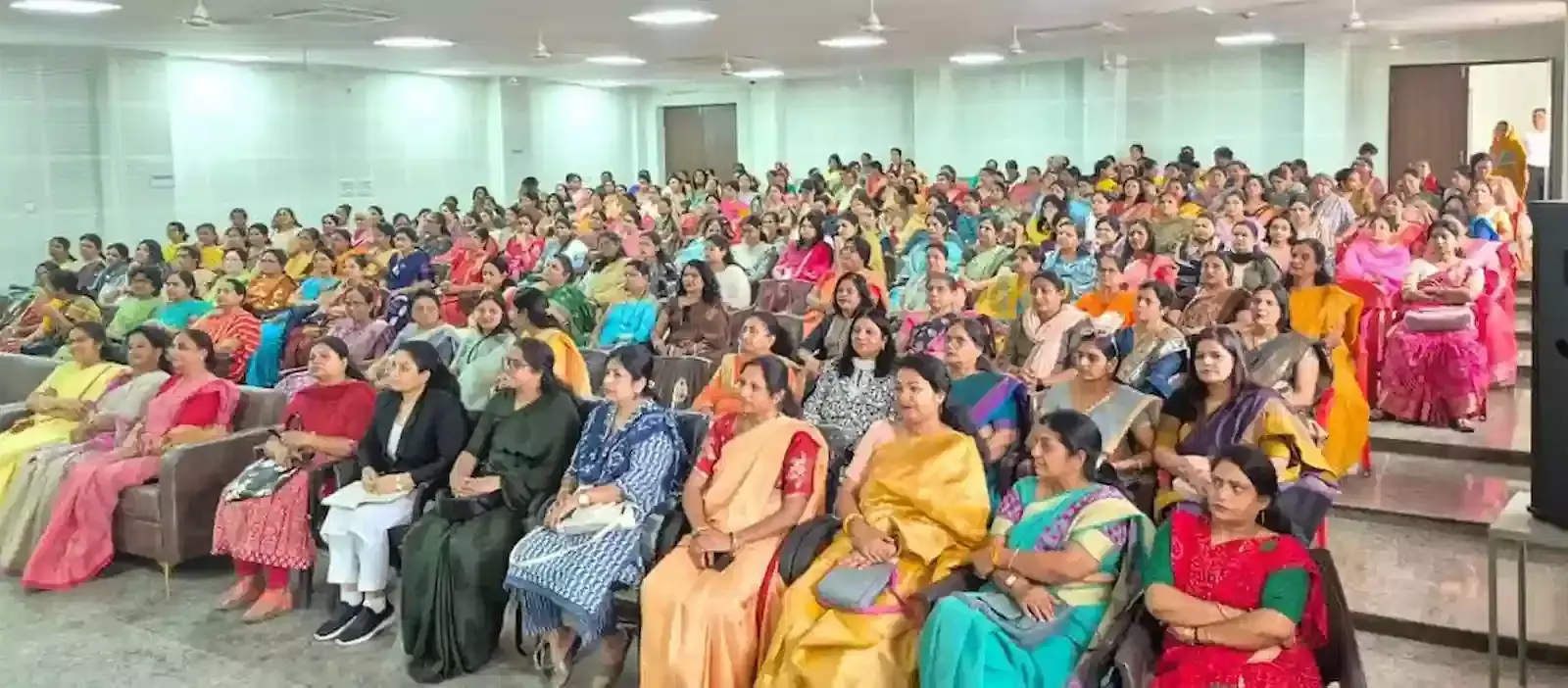 कोटा के राजकीय आयुर्वेदिक महाविद्यालय में आरएसएस की मातृशक्ति जन गोष्ठी के दौरान मंच पर संबोधित करते अतिथि। कोटा के राजकीय आयुर्वेदिक महाविद्यालय में आरएसएस की मातृशक्ति जन गोष्ठी के दौरान मंच पर संबोधित करते अतिथि।