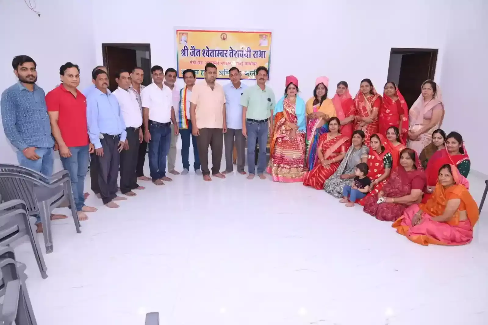 तेरापंथ भवन मंडी रोड में आयोजित अभिनंदन समारोह में वर्षीतप तपस्वियों का सम्मान करते हुए श्रावक और श्राविकाएं। तेरापंथ भवन मंडी रोड में आयोजित अभिनंदन समारोह में वर्षीतप तपस्वियों का सम्मान करते हुए श्रावक और श्राविकाएं।