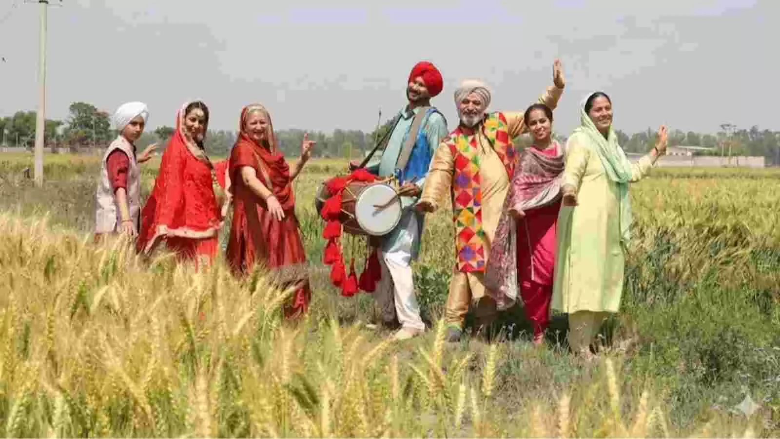 गेहूं के खेत में बैसाखी मनाते हुए पारंपरिक पंजाबी वेशभूषा में सजे हुए ग्रामीण लोग।