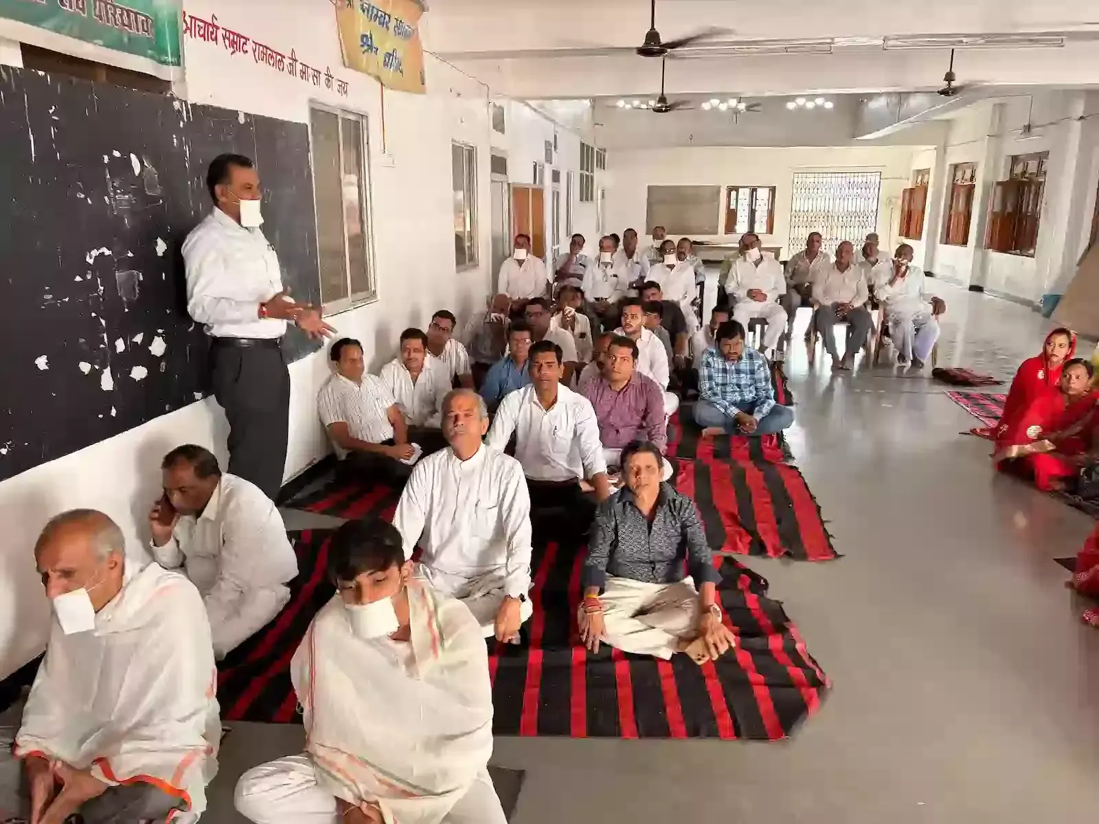 धरियावद के जैन मंदिर में सामूहिक णमोकार महामंत्र जाप करते पारंपरिक परिधान पहने श्रद्धालु श्रावक और श्राविकाएं।