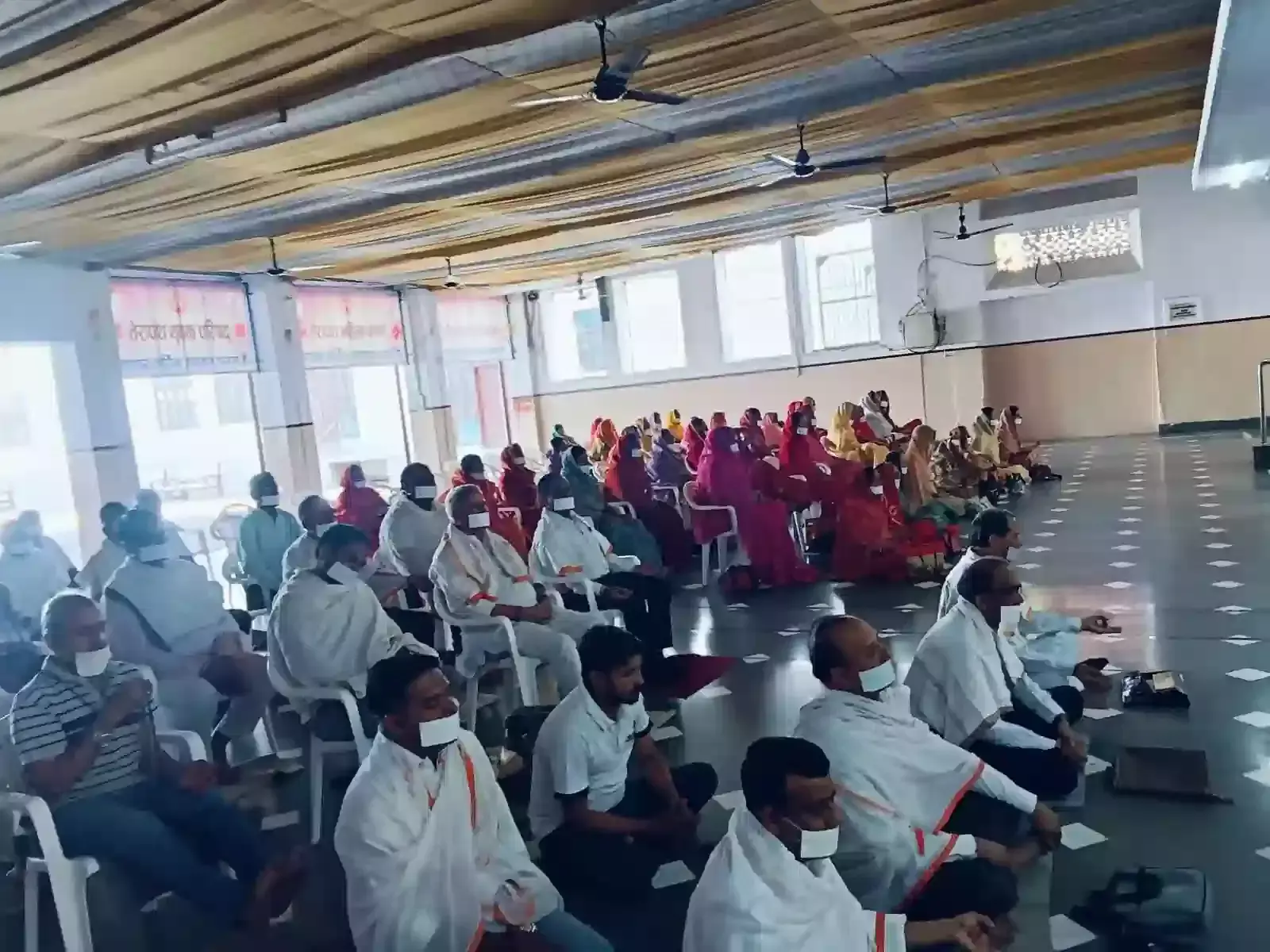 आमेट के तेरापंथ सभा भवन में सामूहिक नवकार महामंत्र जप अनुष्ठान करते जैन समाज के श्रद्धालु। आमेट के तेरापंथ सभा भवन में सामूहिक नवकार महामंत्र जप अनुष्ठान करते जैन समाज के श्रद्धालु।