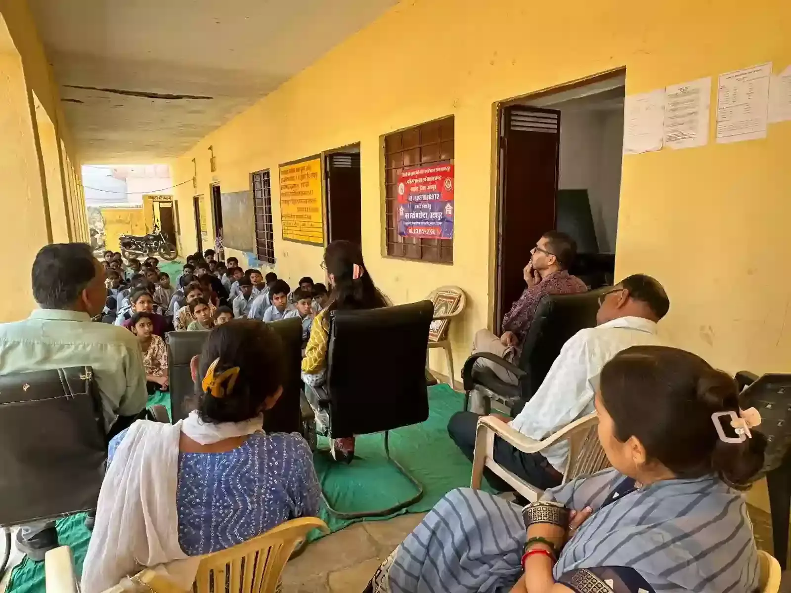 राजकीय उच्च माध्यमिक विद्यालय गोगला में पॉस्को कानून जागरूकता कार्यक्रम के दौरान उपस्थित अतिथि और छात्र समूह। राजकीय उच्च माध्यमिक विद्यालय गोगला में पॉस्को कानून जागरूकता कार्यक्रम के दौरान उपस्थित अतिथि और छात्र समूह।