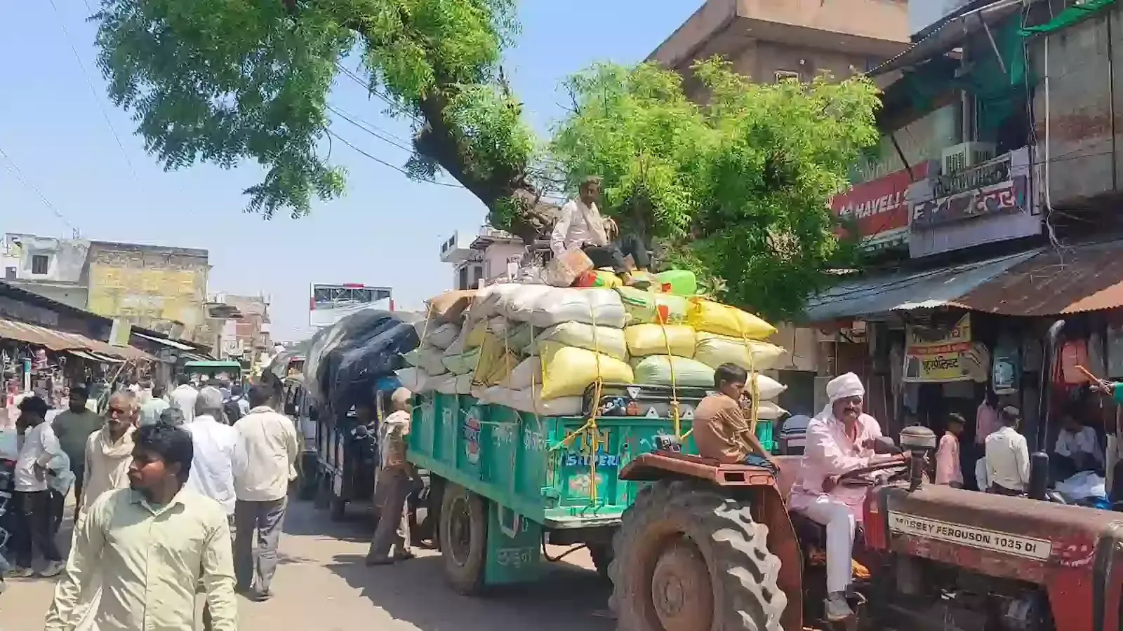 बयाना के मुख्य बाजार में सड़क पर कतारबद्ध खड़े ट्रैक्टर और जाम में फंसे लोग। बयाना के मुख्य बाजार में सड़क पर कतारबद्ध खड़े ट्रैक्टर और जाम में फंसे लोग।
