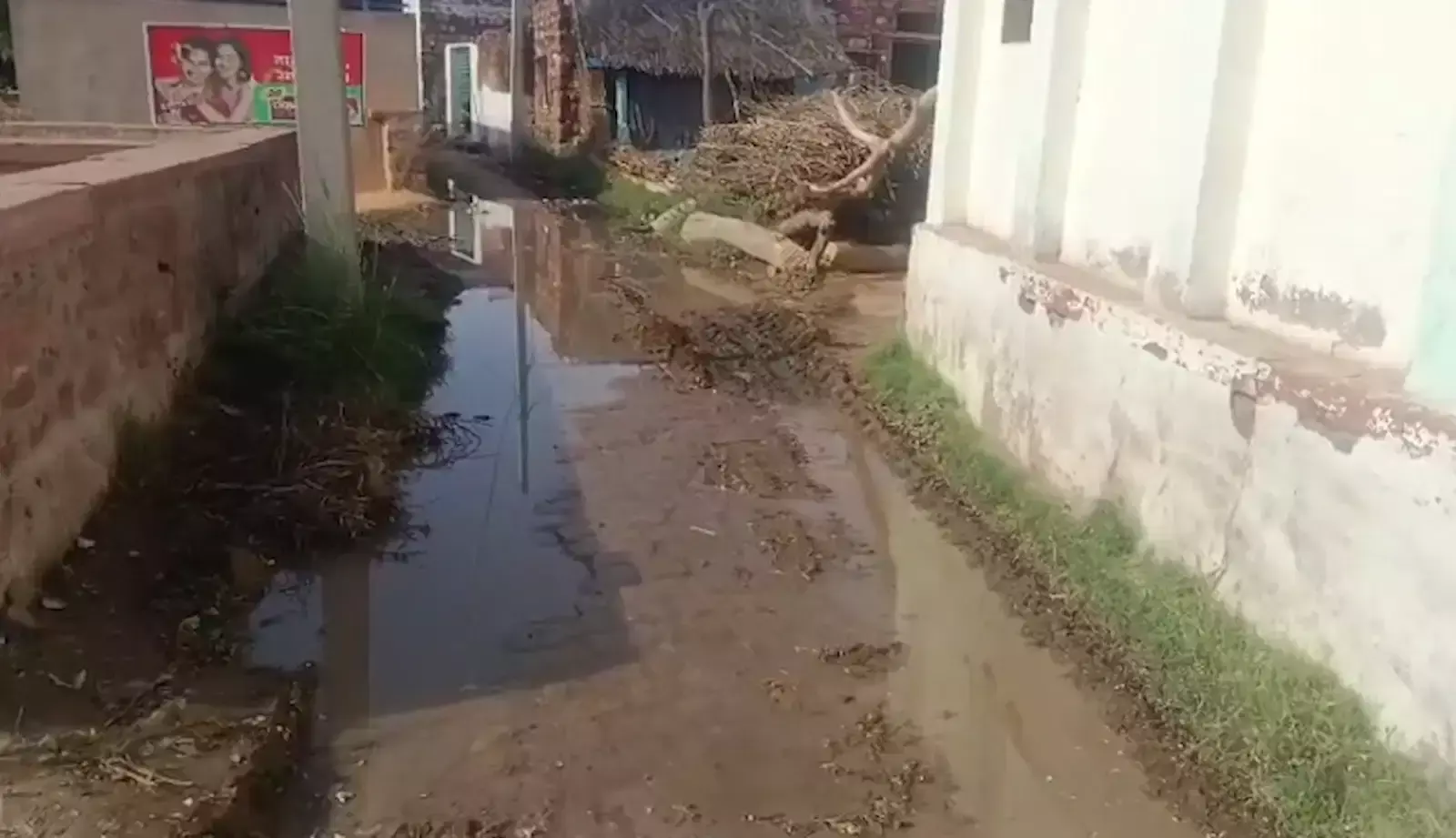 बयाना के महमदपुरा गांव की जाटव बस्ती में जलभराव वाले रास्ते से निकलते ग्रामीण और स्कूली बच्चे। बयाना के महमदपुरा गांव की जाटव बस्ती में जलभराव वाले रास्ते से निकलते ग्रामीण और स्कूली बच्चे।