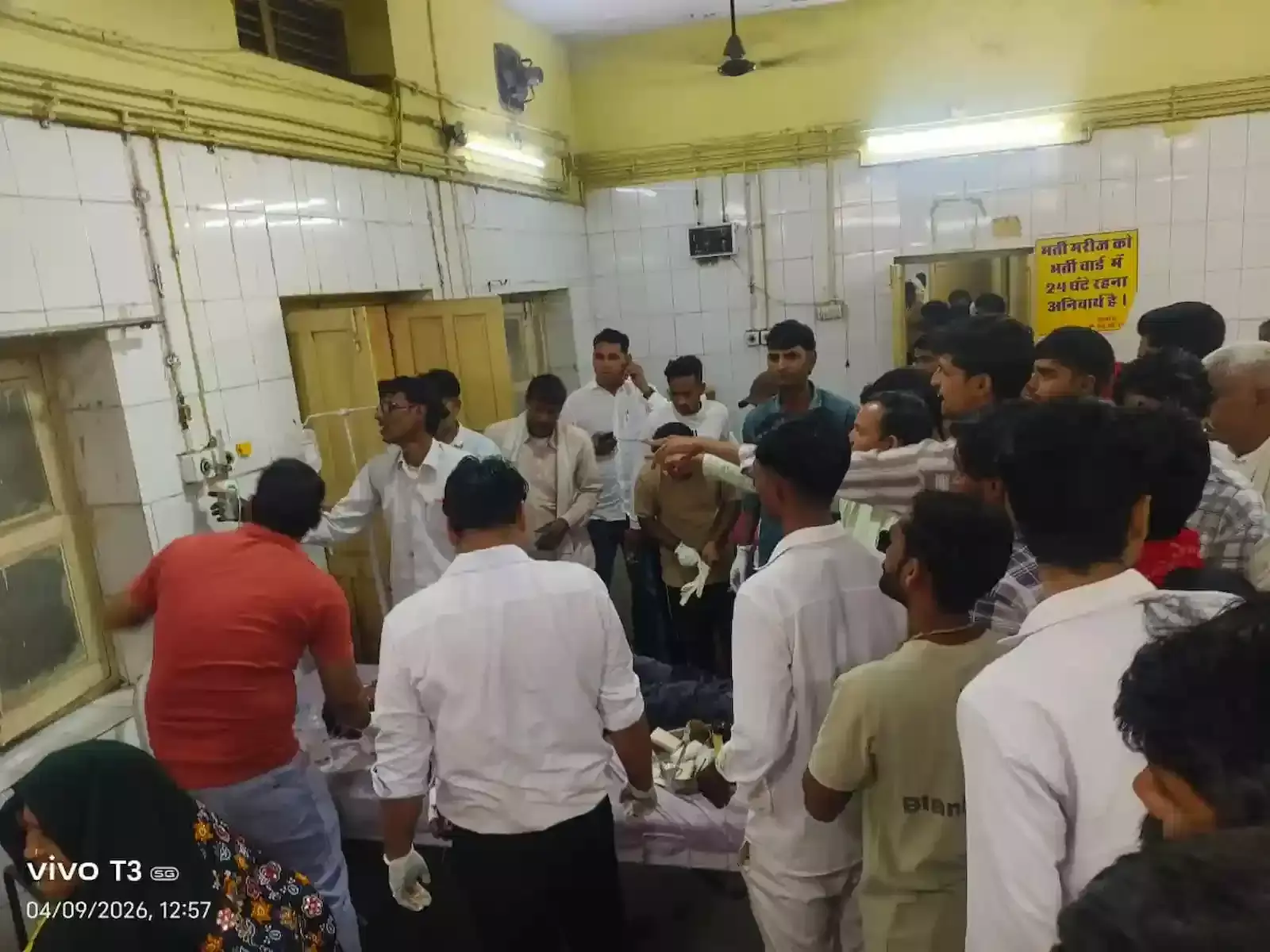 बयाना की शिवगंज अनाज मंडी में ट्रैक्टर दुर्घटना के बाद घायल युवक को अस्पताल ले जाते लोग। बयाना की शिवगंज अनाज मंडी में ट्रैक्टर दुर्घटना के बाद घायल युवक को अस्पताल ले जाते लोग।