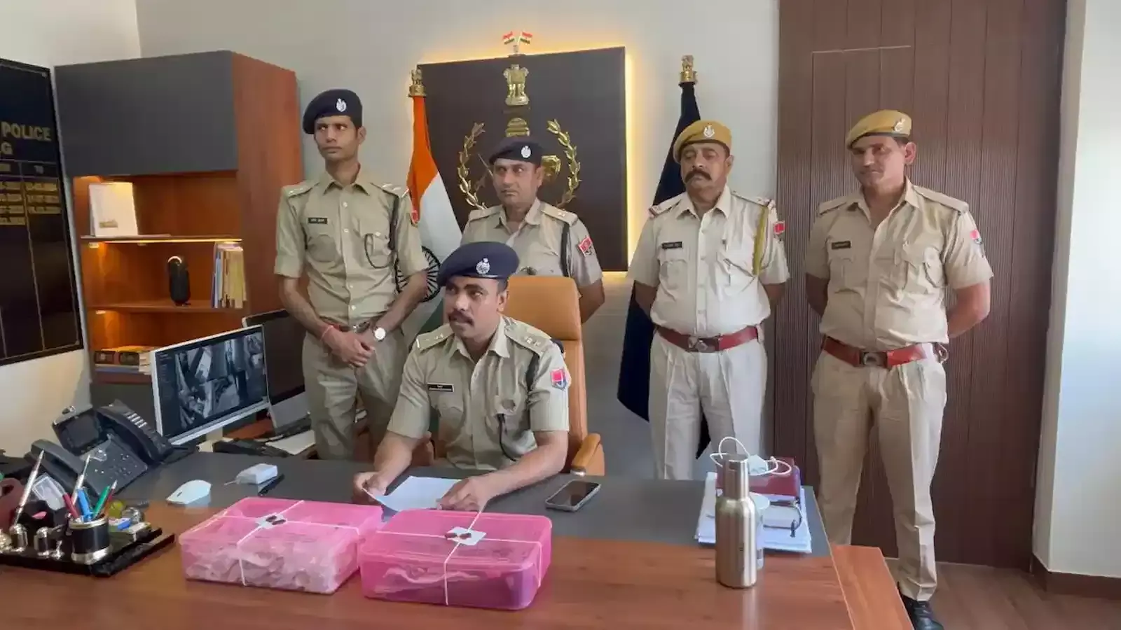 पुलिस कस्टडी में खड़े डकैती के आरोपी और बरामद चांदी के आभूषण डीग पुलिस थाना परिसर में। पुलिस कस्टडी में खड़े डकैती के आरोपी और बरामद चांदी के आभूषण डीग पुलिस थाना परिसर में।