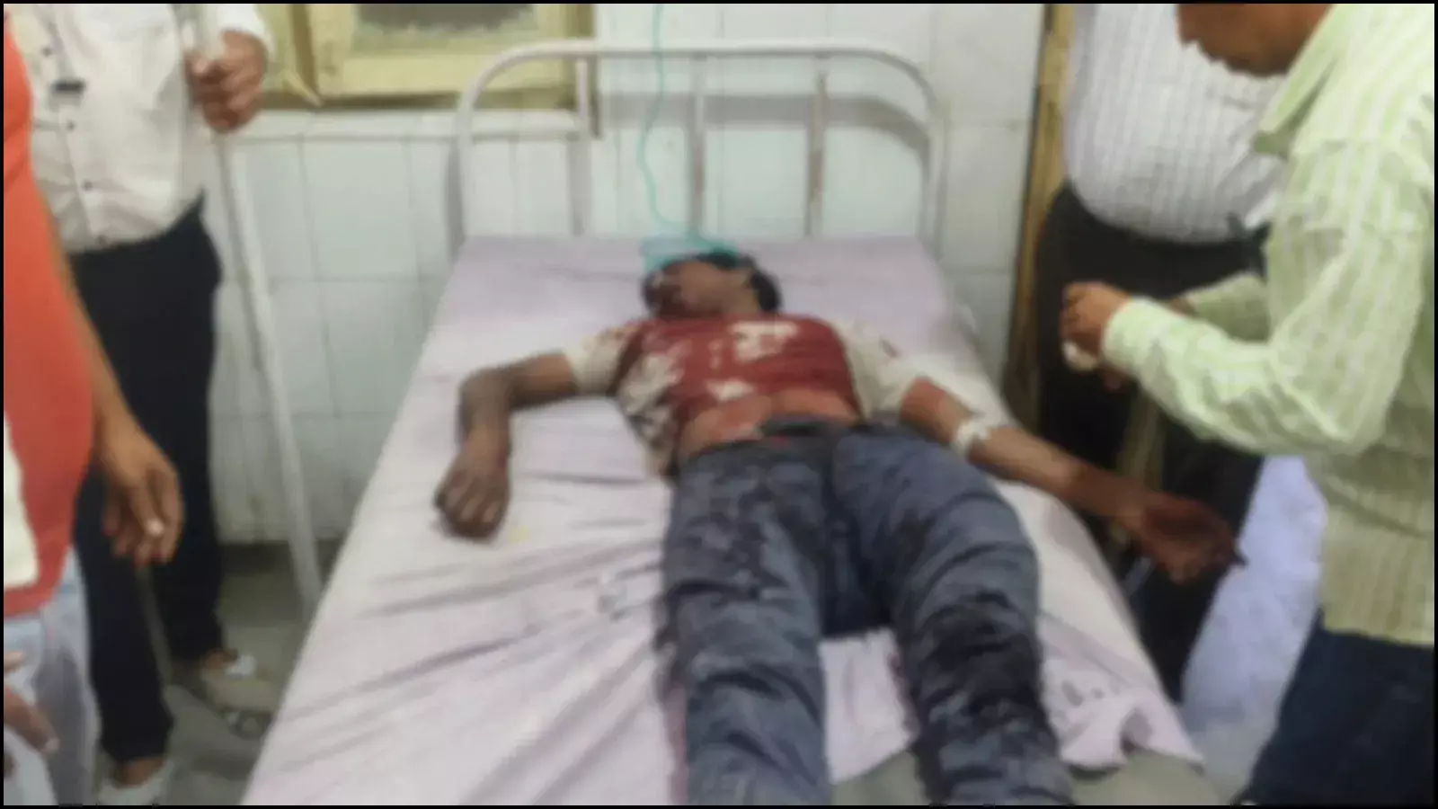 बयाना की शिवगंज मंडी में सड़क दुर्घटना के बाद पुलिस और स्थानीय लोगों की भीड़ का दृश्य। बयाना की शिवगंज मंडी में सड़क दुर्घटना के बाद पुलिस और स्थानीय लोगों की भीड़ का दृश्य।