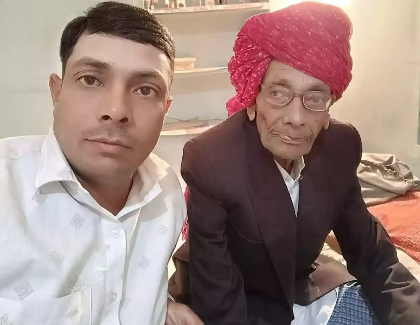 नागौर के रोहिसा निवासी अशोक कुमार टाक अपने वृद्ध पिता हीरालाल टाक की सेवा और देखभाल करते हुए। नागौर के रोहिसा निवासी अशोक कुमार टाक अपने वृद्ध पिता हीरालाल टाक की सेवा और देखभाल करते हुए।