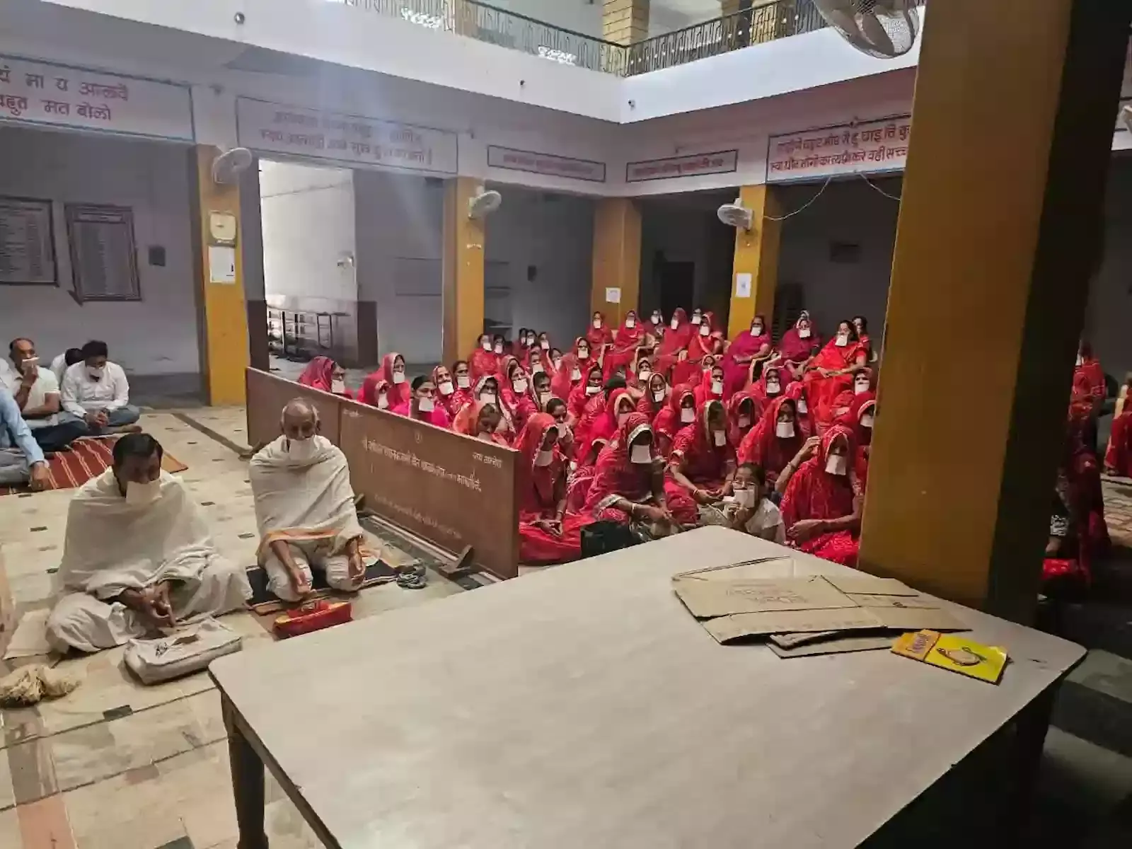 मावली जैन स्थानक में विश्व शांति के लिए सामूहिक नवकार मंत्र जाप करते जैन समाज के श्रद्धालु। मावली जैन स्थानक में विश्व शांति के लिए सामूहिक नवकार मंत्र जाप करते जैन समाज के श्रद्धालु।