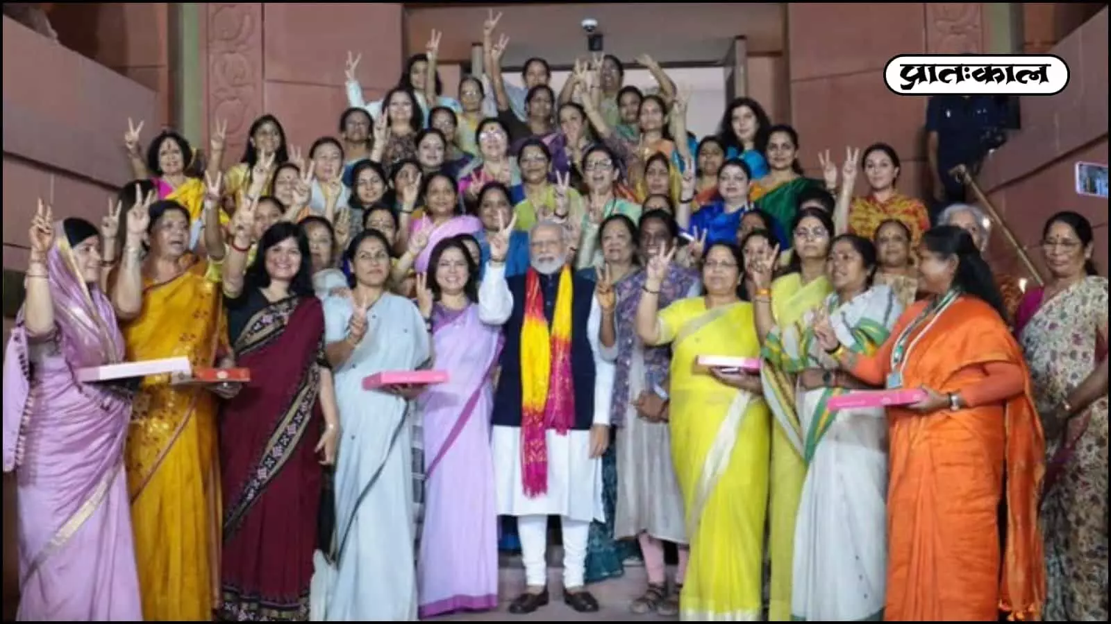 PM Modi दिल्ली में महिलाओं के समूह के साथ खड़े होकर जीत का संकेत दिखा रहे हैं। PM Modi दिल्ली में महिलाओं के समूह के साथ खड़े होकर जीत का संकेत दिखा रहे हैं।