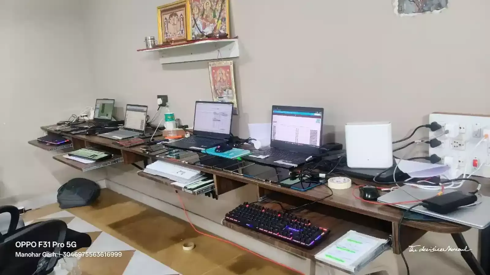 प्रतापगढ़ पुलिस टीम जब्त किए गए मोबाइल और लैपटॉप के साथ गिरफ्तार आरोपियों को थाने लेकर जाते हुए।