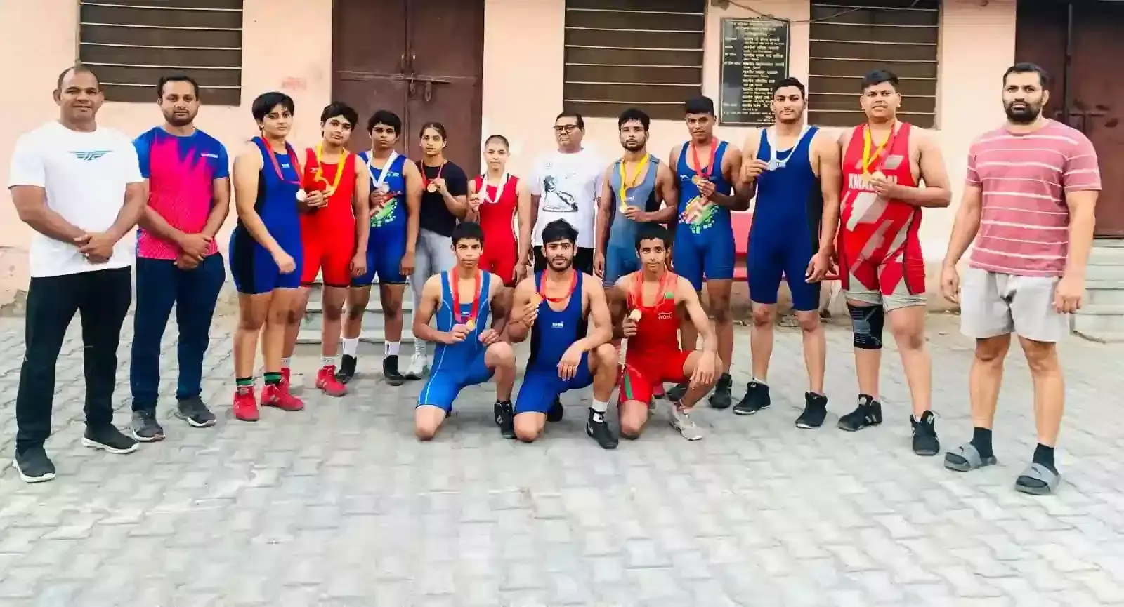 जयपुर के सवाई मानसिंह स्टेडियम में पदक जीतकर खड़े भीलवाड़ा के पहलवान और सम्मानित करते अतिथि। जयपुर के सवाई मानसिंह स्टेडियम में पदक जीतकर खड़े भीलवाड़ा के पहलवान और सम्मानित करते अतिथि।