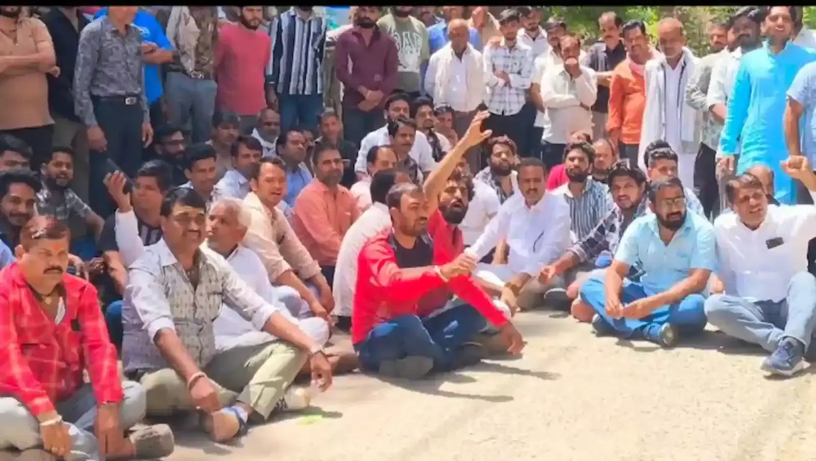भीलवाड़ा जिला कांग्रेस कार्यालय में बैठक करते अभाव अभियोग प्रकोष्ठ के पदाधिकारी और जिलाध्यक्ष सुरेश चंद्र पारीक। भीलवाड़ा जिला कांग्रेस कार्यालय में बैठक करते अभाव अभियोग प्रकोष्ठ के पदाधिकारी और जिलाध्यक्ष सुरेश चंद्र पारीक।