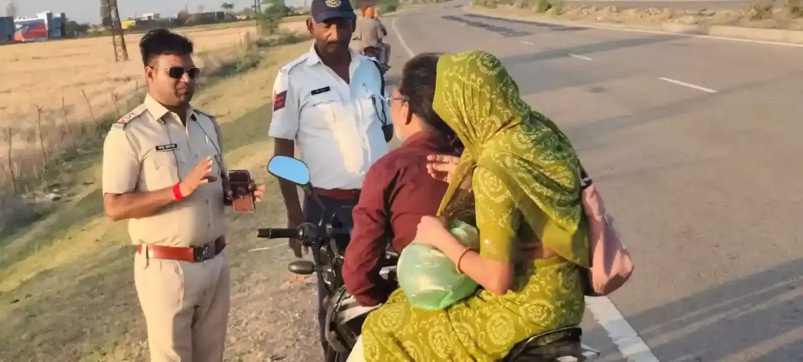 बारां में पुलिस अधिकारी सड़क पर वाहनों की चेकिंग और चालान की कार्रवाई करते हुए। बारां में पुलिस अधिकारी सड़क पर वाहनों की चेकिंग और चालान की कार्रवाई करते हुए।