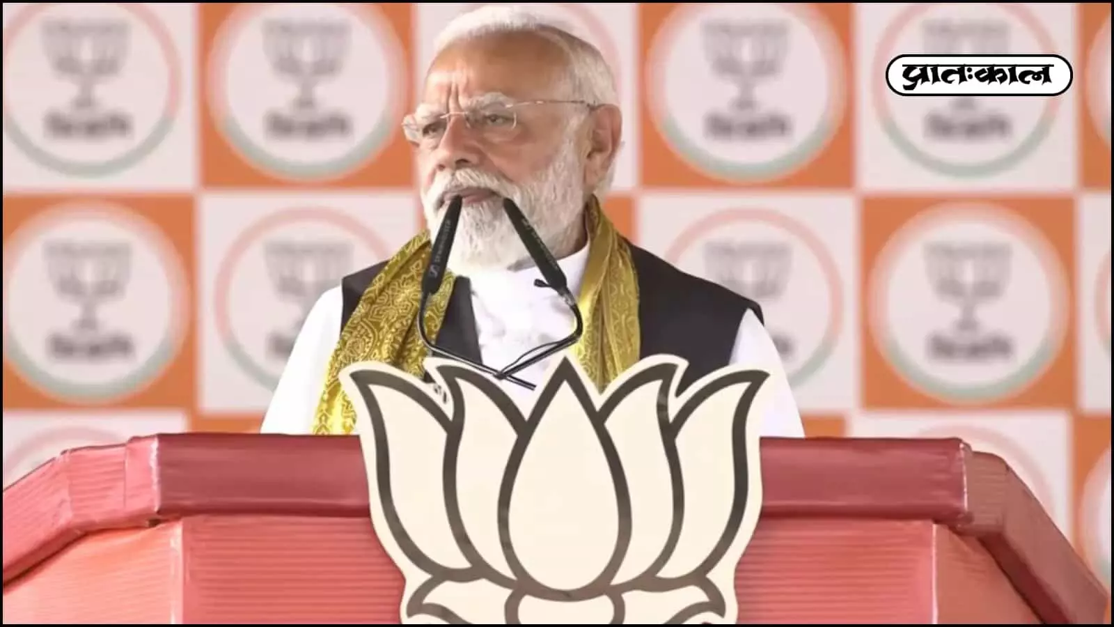 प्रधानमंत्री नरेंद्र मोदी हल्दिया में जनसभा के दौरान मंच से भाषण देते हुए।