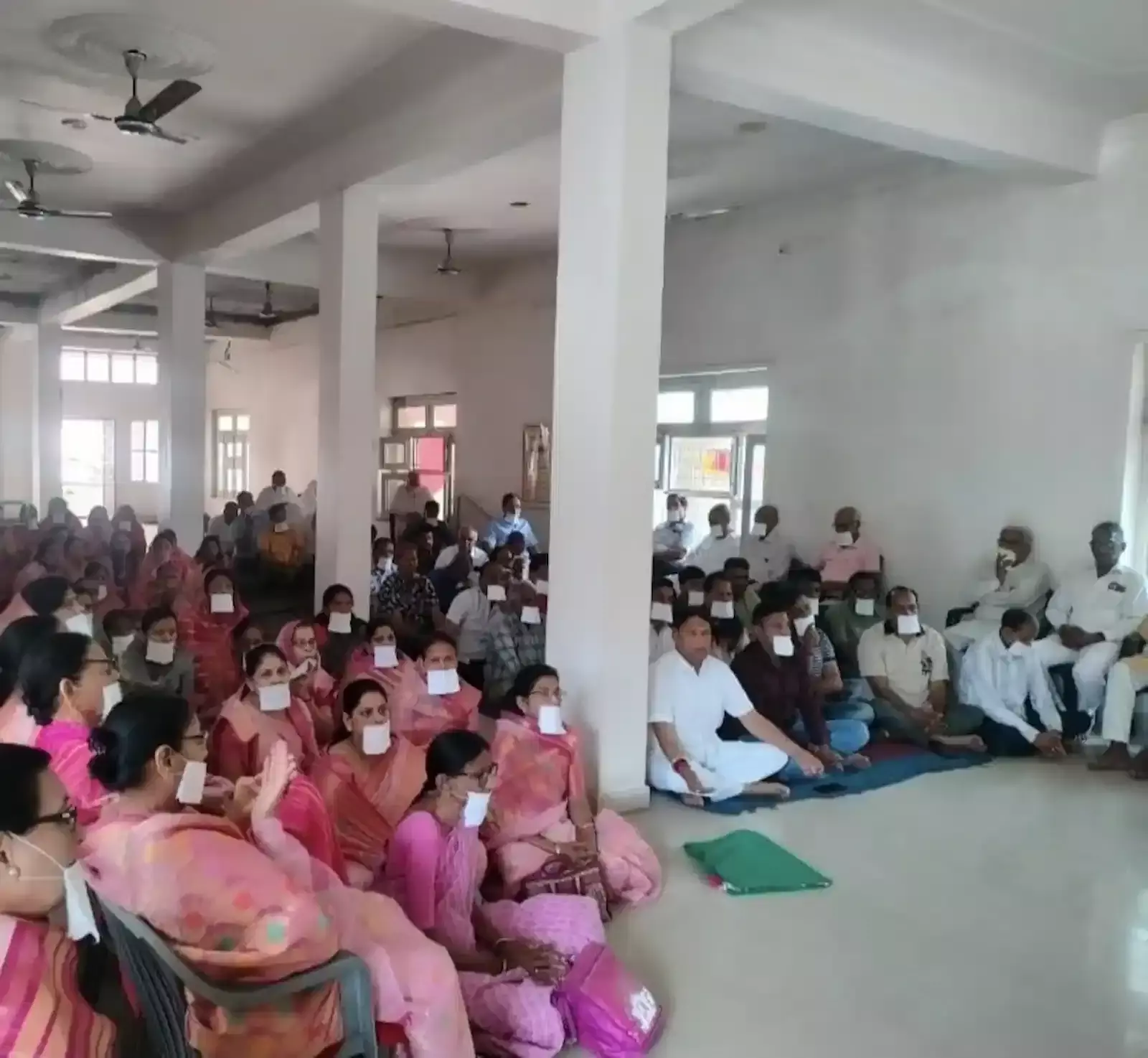 बारां के शांतिनाथ भवन में नवकार महामंत्र दिवस पर दीप प्रज्वलन करते पूर्व मंत्री प्रमोद जैन भाया और जैन समाज के लोग। बारां के शांतिनाथ भवन में नवकार महामंत्र दिवस पर दीप प्रज्वलन करते पूर्व मंत्री प्रमोद जैन भाया और जैन समाज के लोग।