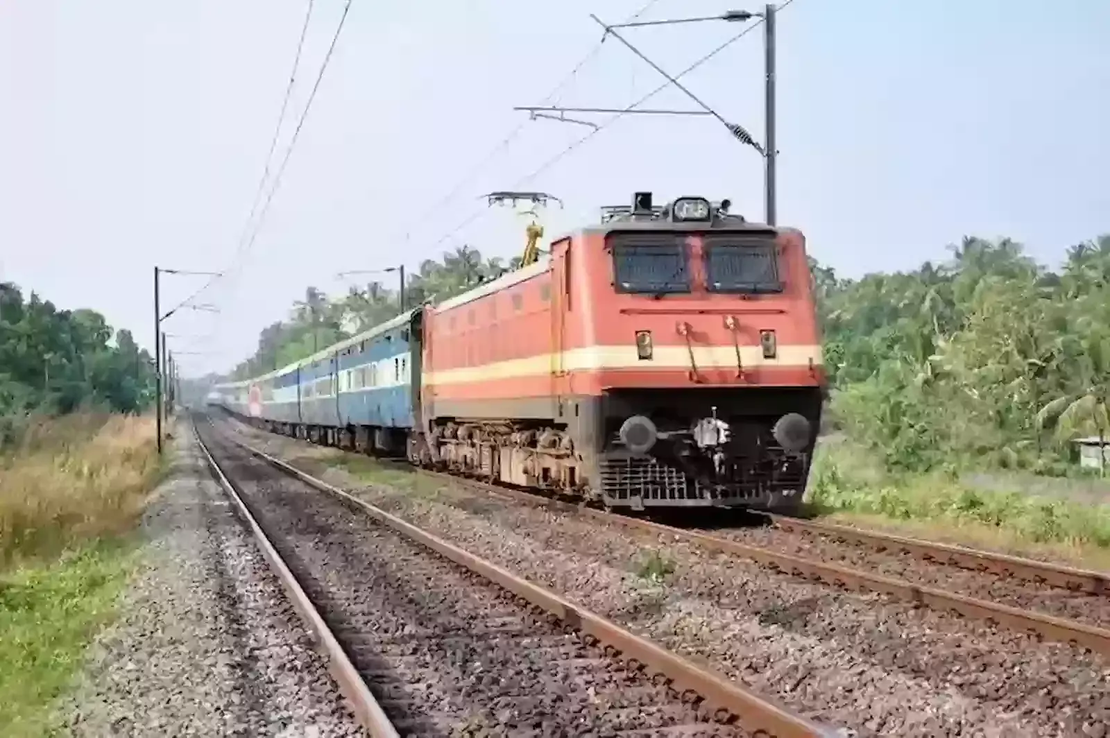 जोधपुर रेलवे स्टेशन पर खड़ी नीले रंग की भारतीय रेलवे की एक साधारण श्रेणी वाली यात्री ट्रेन। जोधपुर रेलवे स्टेशन पर खड़ी नीले रंग की भारतीय रेलवे की एक साधारण श्रेणी वाली यात्री ट्रेन।