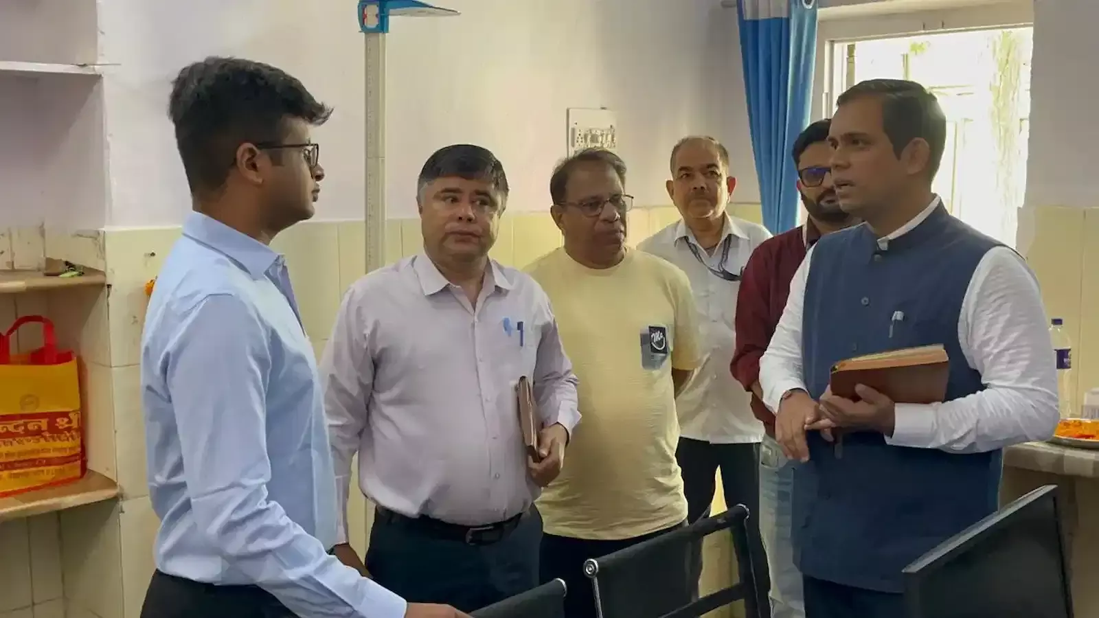 जैसलमेर के राजकीय जवाहर अस्पताल में एसडीएम सक्षम गोयल द्वारा लूपिन फाउंडेशन के हाईटेक NCD रूम का फीता काटकर उद्घाटन करने का दृश्य। जैसलमेर के राजकीय जवाहर अस्पताल में एसडीएम सक्षम गोयल द्वारा लूपिन फाउंडेशन के हाईटेक NCD रूम का फीता काटकर उद्घाटन करने का दृश्य।