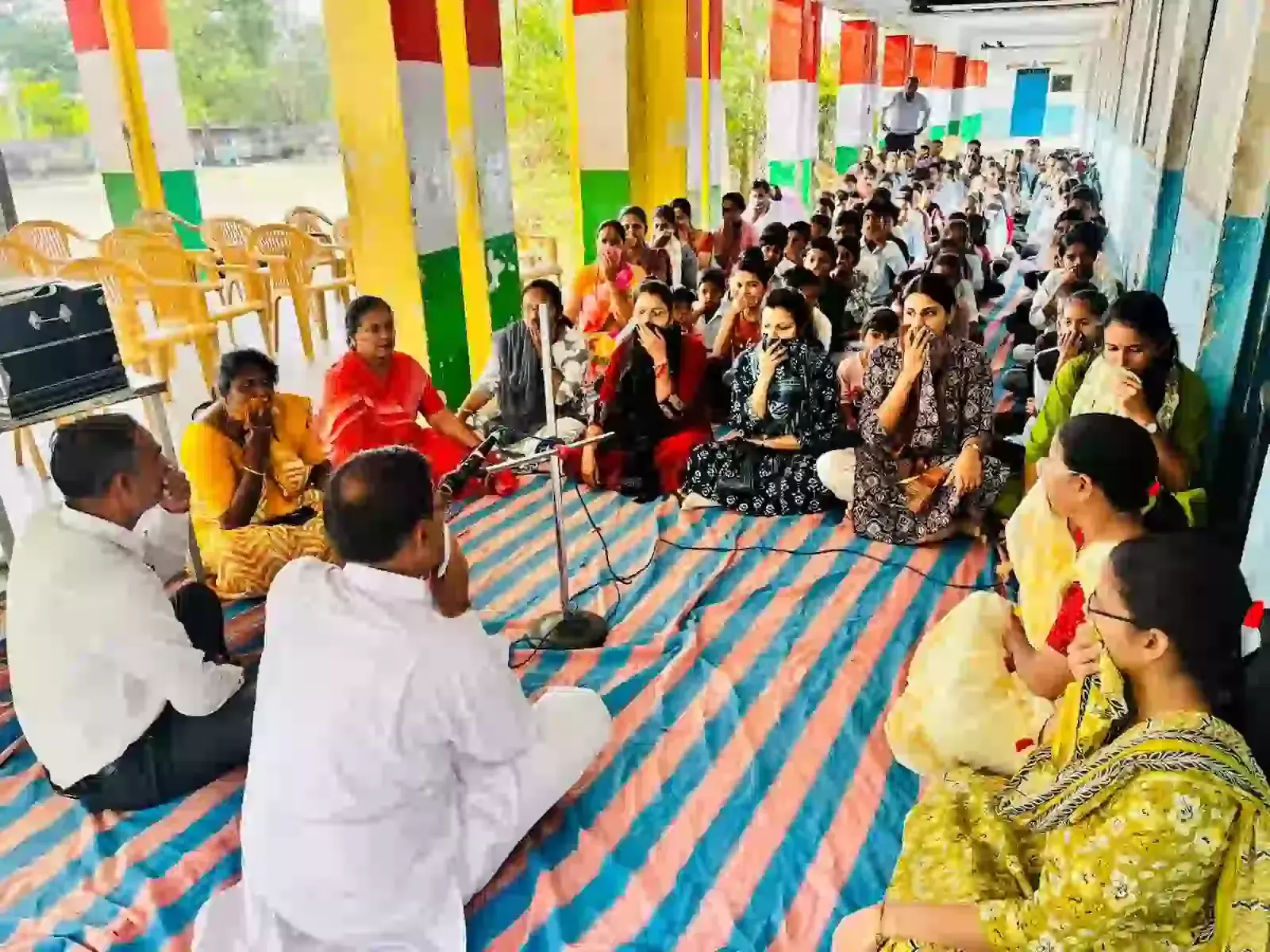 चंगेड़ी के राजकीय विद्यालय में विश्व नवकार दिवस पर सामूहिक जाप करते हुए विद्यार्थी और शिक्षक। चंगेड़ी के राजकीय विद्यालय में विश्व नवकार दिवस पर सामूहिक जाप करते हुए विद्यार्थी और शिक्षक।