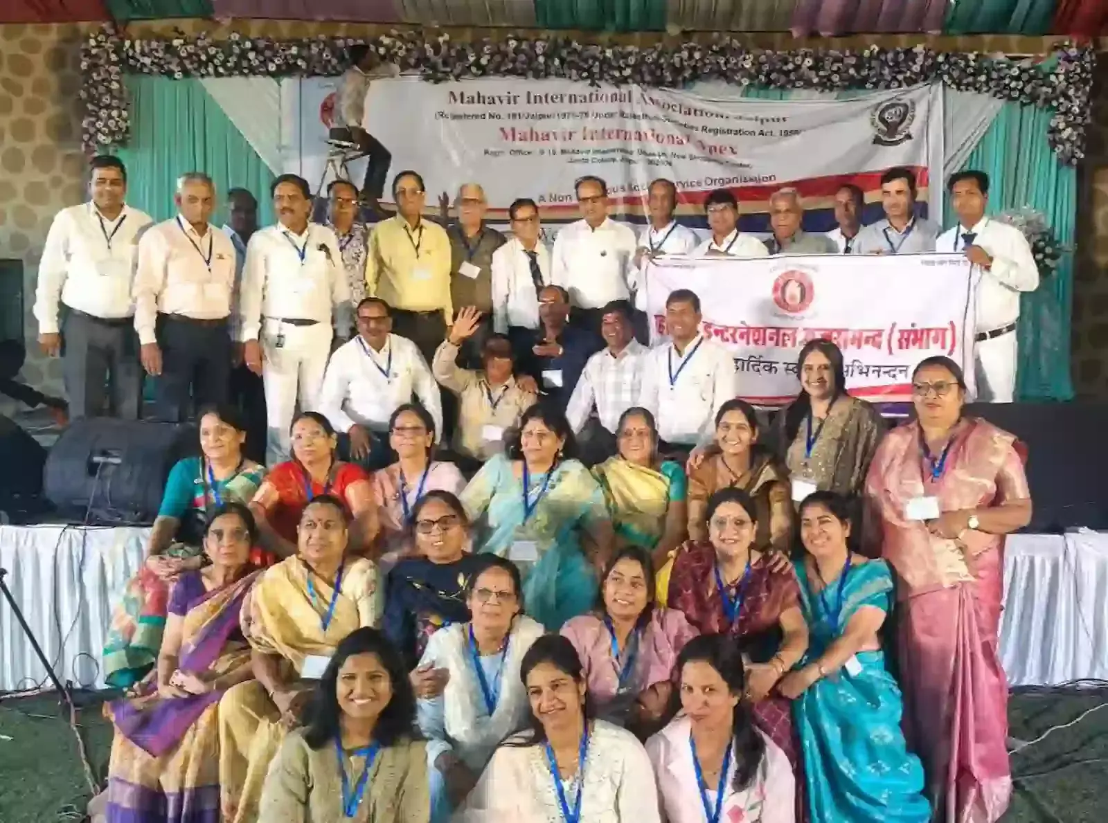 नाकोड़ा पावन तीर्थ में महावीर इंटरनेशनल काउंसलिंग बैठक के दौरान मंच पर उपस्थित पदाधिकारी और प्रतिभागी सदस्य। नाकोड़ा पावन तीर्थ में महावीर इंटरनेशनल काउंसलिंग बैठक के दौरान मंच पर उपस्थित पदाधिकारी और प्रतिभागी सदस्य।