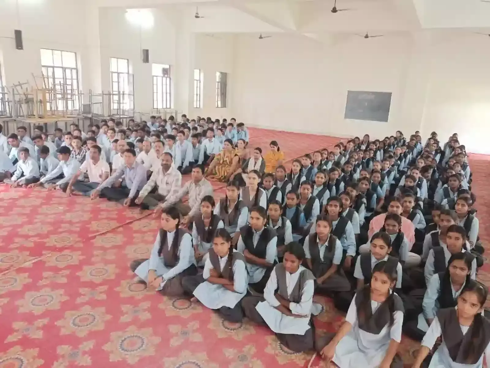भिक्षु नगर केलवा के तेरापंथ भवन में सामूहिक नवकार महामंत्र जाप करते श्वेत वस्त्रधारी जैन श्रद्धालु। भिक्षु नगर केलवा के तेरापंथ भवन में सामूहिक नवकार महामंत्र जाप करते श्वेत वस्त्रधारी जैन श्रद्धालु।