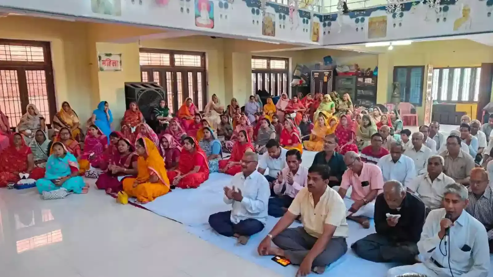 हिंडौन सिटी के मोहन नगर उपाश्रय में विश्व नवकार दिवस पर सामूहिक जाप करते जैन समाज के पुरुष और महिलाएं। हिंडौन सिटी के मोहन नगर उपाश्रय में विश्व नवकार दिवस पर सामूहिक जाप करते जैन समाज के पुरुष और महिलाएं।