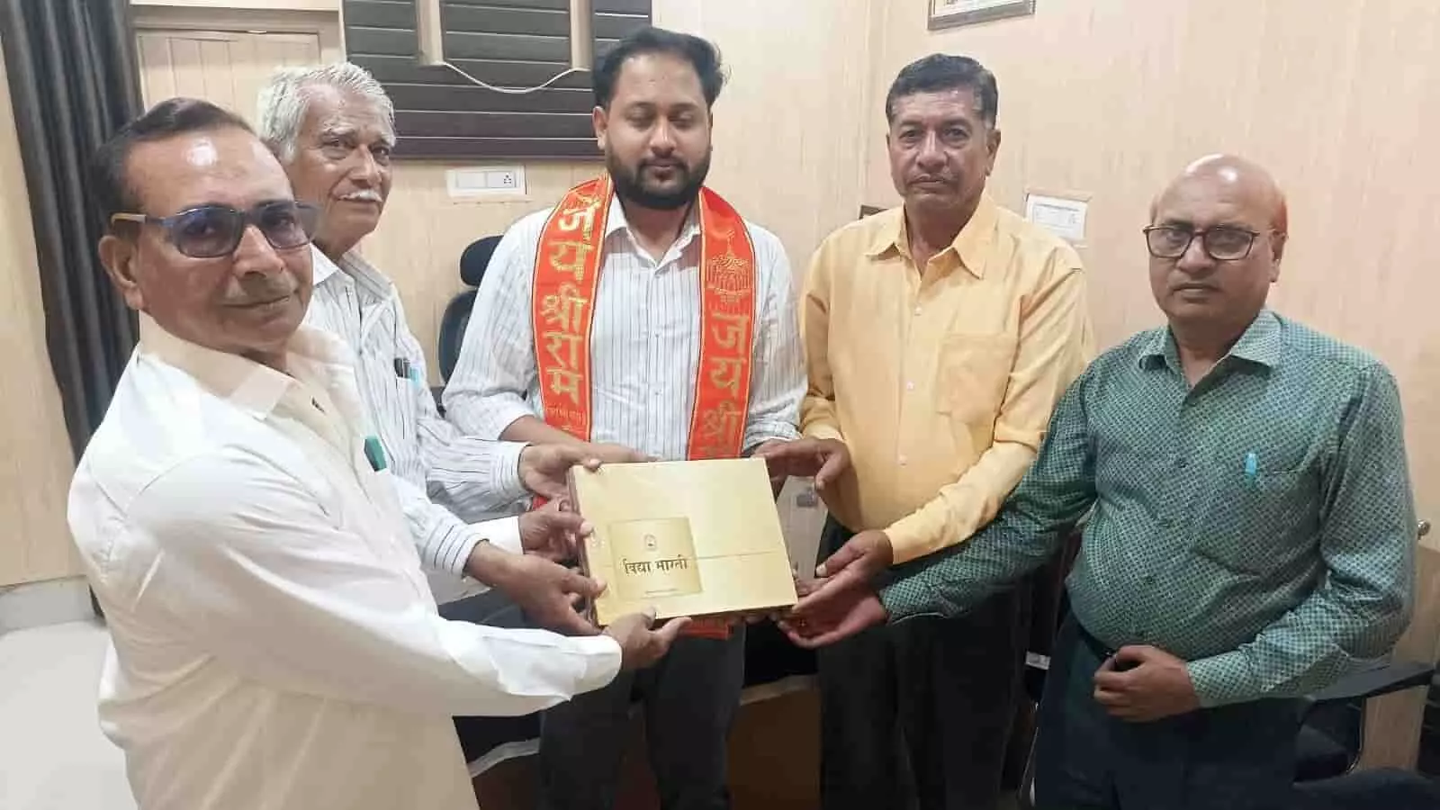 किशनगंज विकास अधिकारी हर्ष कुमार महावर को भेंट की गई विद्या भारती की कॉफी टेबल बुक किशनगंज विकास अधिकारी हर्ष कुमार महावर को भेंट की गई विद्या भारती की कॉफी टेबल बुक