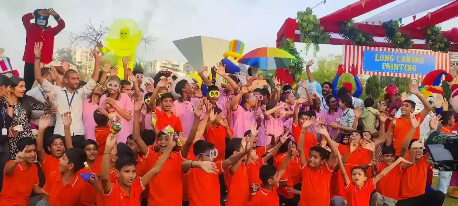 कोटा सिटी पार्क में अनंत उत्सव के दौरान केक काटते जिला कलक्टर और विशेष बच्चे। कोटा सिटी पार्क में अनंत उत्सव के दौरान केक काटते जिला कलक्टर और विशेष बच्चे।