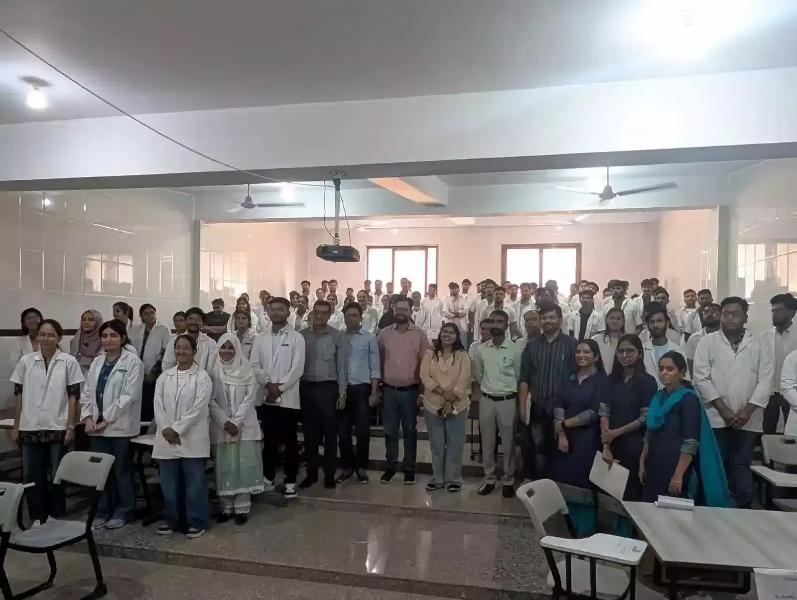 माधव विश्वविद्यालय सिरोही में आयोजित क्विज प्रतियोगिता में भाग लेते विद्यार्थी और मूल्यांकन करते डॉक्टर। माधव विश्वविद्यालय सिरोही में आयोजित क्विज प्रतियोगिता में भाग लेते विद्यार्थी और मूल्यांकन करते डॉक्टर।