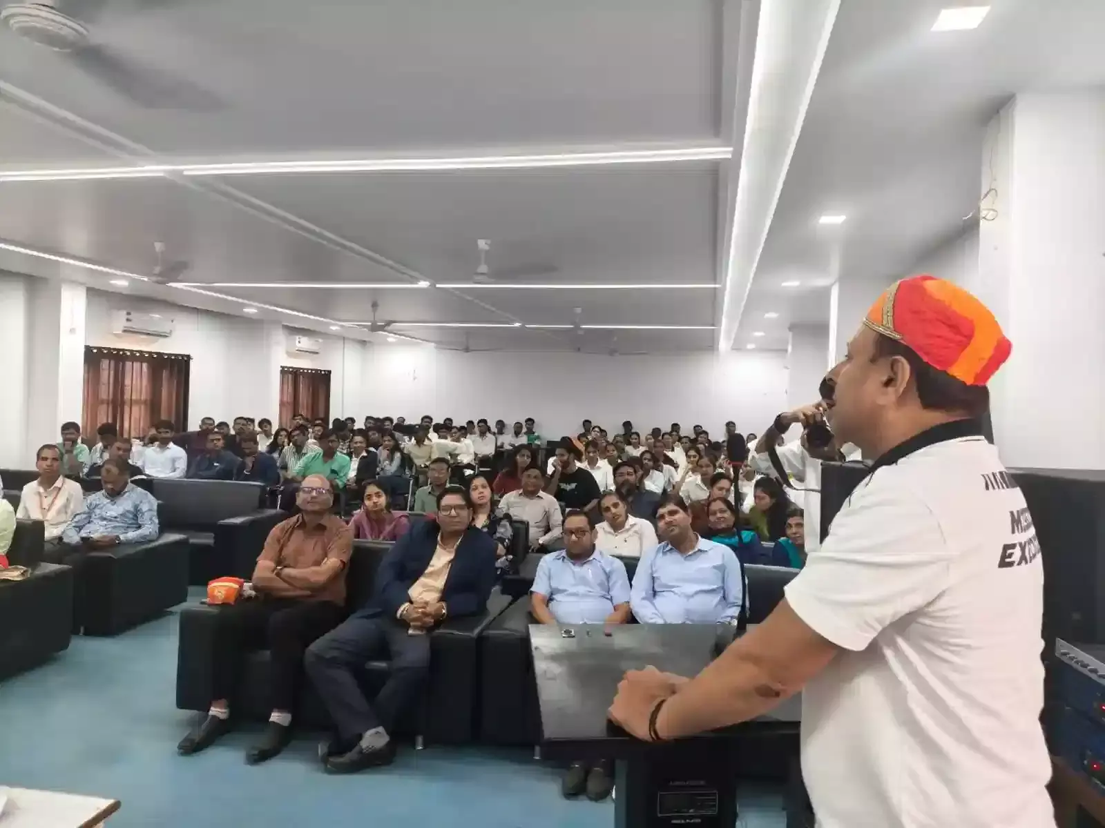 माधव विश्वविद्यालय सिरोही में दीप प्रज्वलन कर राष्ट्रीय सम्मेलन का शुभारंभ करते हुए अतिथि और शिक्षाविद। माधव विश्वविद्यालय सिरोही में दीप प्रज्वलन कर राष्ट्रीय सम्मेलन का शुभारंभ करते हुए अतिथि और शिक्षाविद।