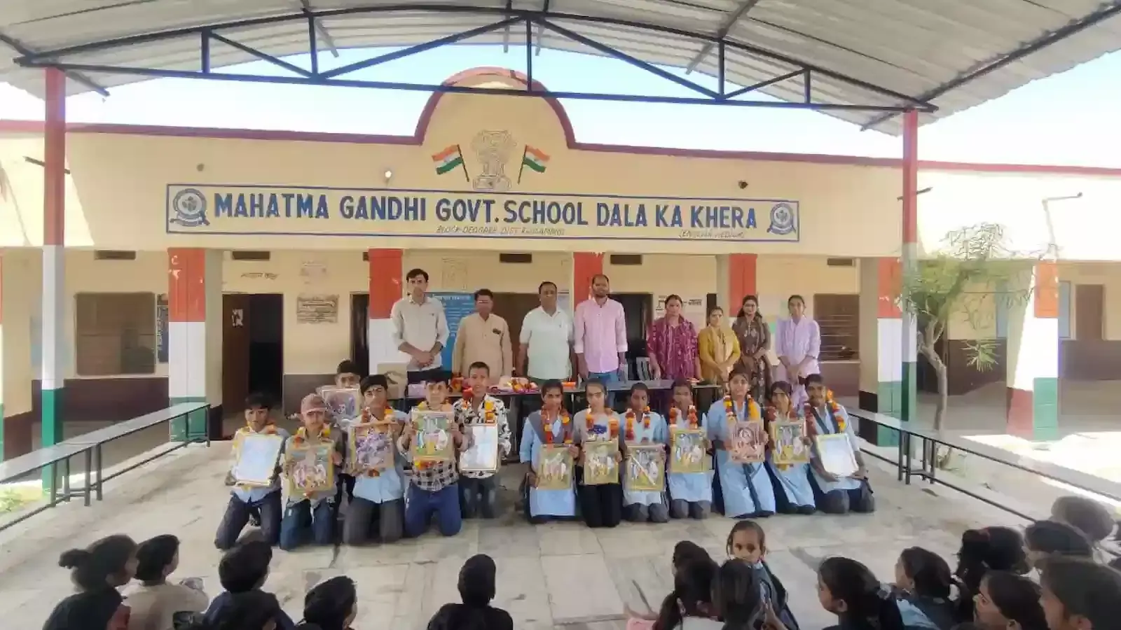 महात्मा गांधी विद्यालय डाला का खेड़ा में मेधावी विद्यार्थियों को सम्मानित करते अतिथि और विद्यालय स्टाफ। महात्मा गांधी विद्यालय डाला का खेड़ा में मेधावी विद्यार्थियों को सम्मानित करते अतिथि और विद्यालय स्टाफ।