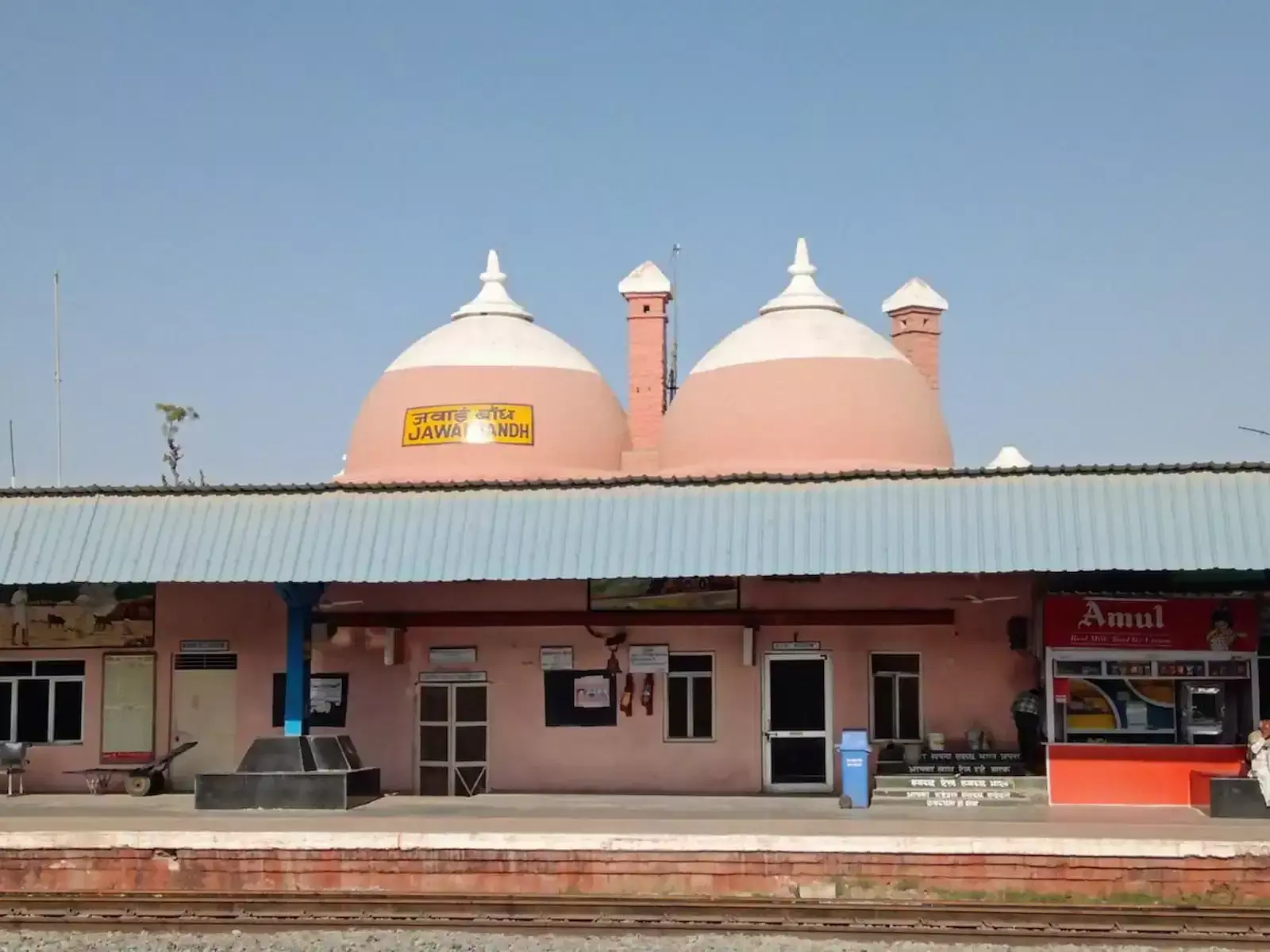जवाई बांध रेलवे स्टेशन के प्लेटफार्म पर लगा नया नाम पट्टिका सुमेरपुर जवाई बांध स्टेशन का दृश्य। जवाई बांध रेलवे स्टेशन के प्लेटफार्म पर लगा नया नाम पट्टिका सुमेरपुर जवाई बांध स्टेशन का दृश्य।