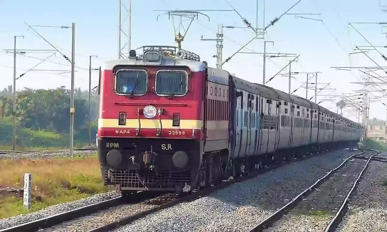 छत्रपति शिवाजी महाराज टर्मिनस मुंबई के प्लेटफॉर्म पर खड़ी नीले रंग की एसी कोच वाली ट्रेन। छत्रपति शिवाजी महाराज टर्मिनस मुंबई के प्लेटफॉर्म पर खड़ी नीले रंग की एसी कोच वाली ट्रेन।