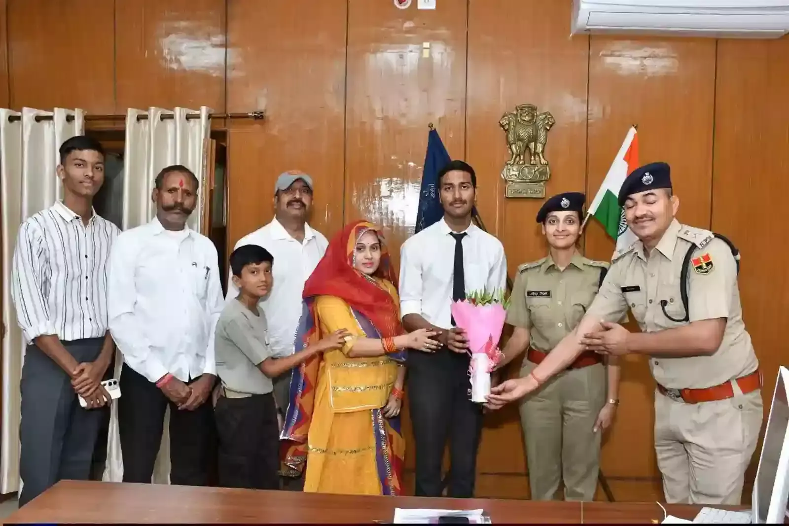 गंगापुर सिटी में मेधावी छात्र सिद्धांत सिंह राजावत को सम्मानित करतीं एसपी ज्येष्ठा मैत्रेयी का दृश्य। गंगापुर सिटी में मेधावी छात्र सिद्धांत सिंह राजावत को सम्मानित करतीं एसपी ज्येष्ठा मैत्रेयी का दृश्य।