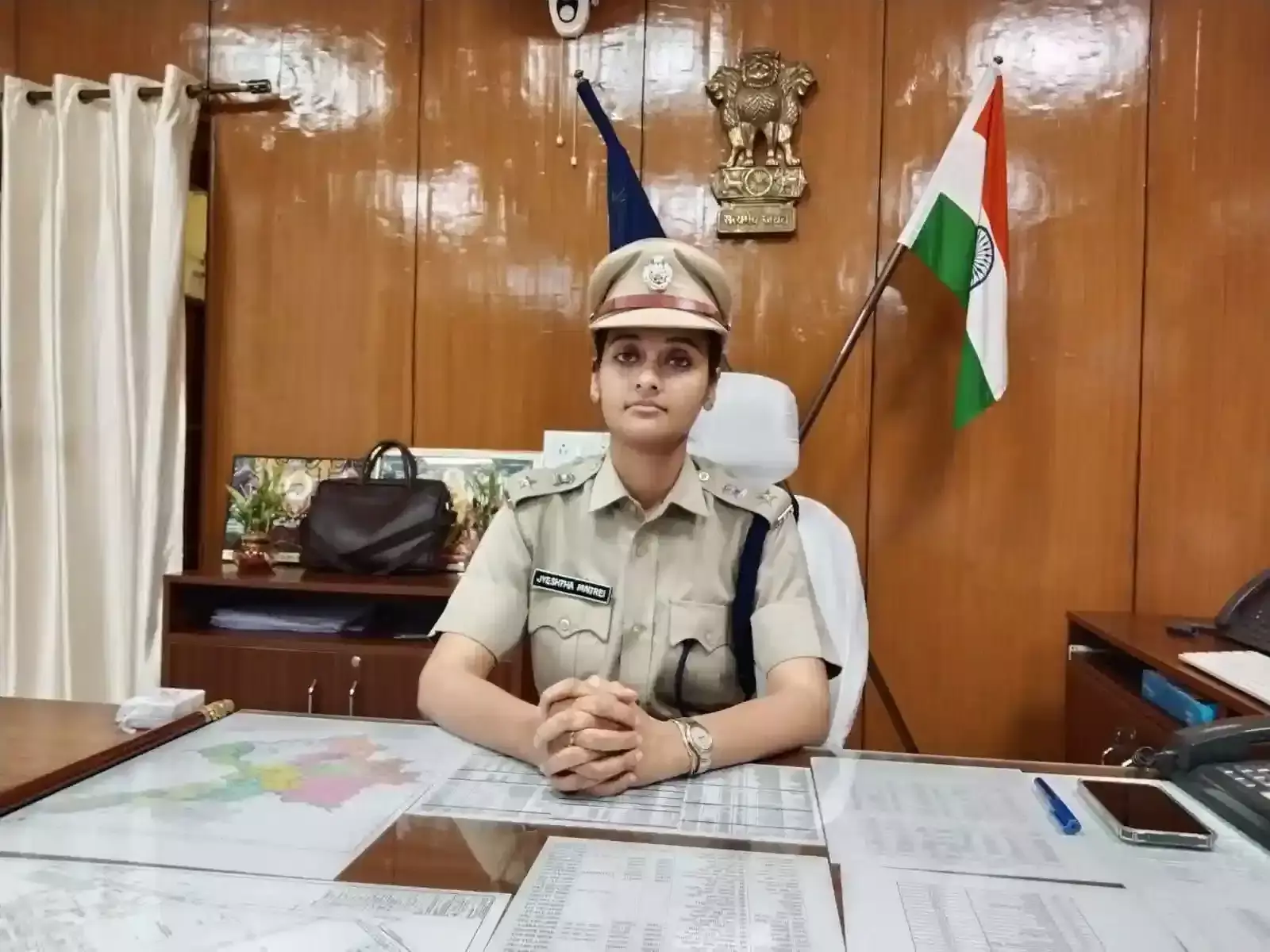 सवाई माधोपुर पुलिस अधीक्षक ज्येष्ठा मैत्रेयी कार्यालय में जन सुनवाई के दौरान नागरिकों की समस्याएं सुनती हुई। सवाई माधोपुर पुलिस अधीक्षक ज्येष्ठा मैत्रेयी कार्यालय में जन सुनवाई के दौरान नागरिकों की समस्याएं सुनती हुई।