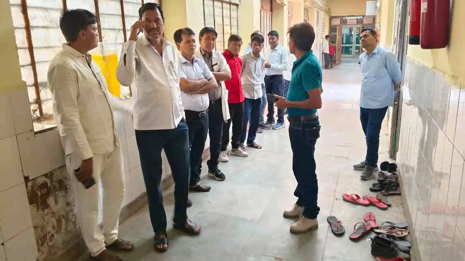 विधायक राधेश्याम बैरवा का बारां जिला अस्पताल में औचक निरीक्षण, गंदगी पर जताई नाराजगी विधायक राधेश्याम बैरवा का बारां जिला अस्पताल में औचक निरीक्षण, गंदगी पर जताई नाराजगी
