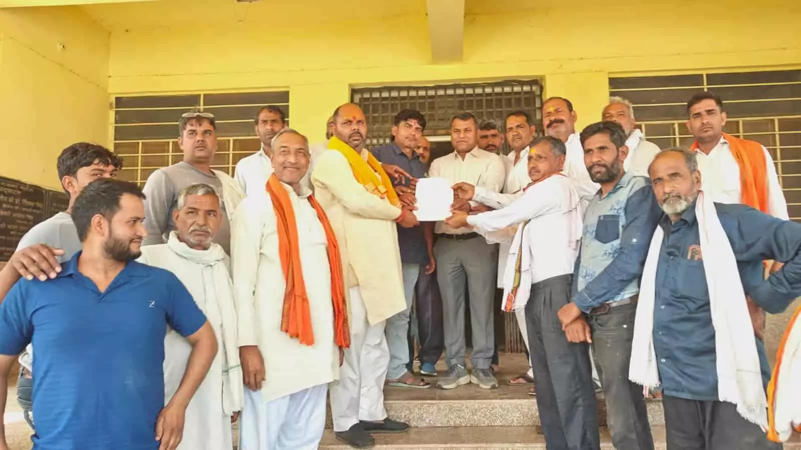 डीग: ओलावृष्टि से फसल खराबे पर किसानों ने मुख्यमंत्री के नाम सौंपा ज्ञापन डीग: ओलावृष्टि से फसल खराबे पर किसानों ने मुख्यमंत्री के नाम सौंपा ज्ञापन